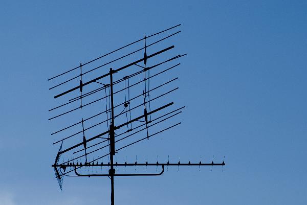Terrestrial television antenna for receiving broadcasts against a clear blue sky